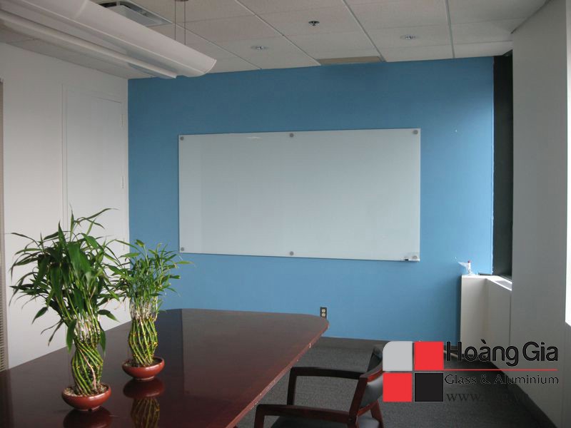 Bảng k&iacute;nh văn ph&ograve;ng ho&agrave;ng gia glass thi c&ocirc;ng