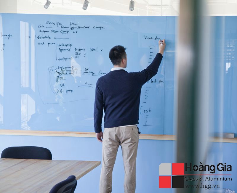 Bảng k&iacute;nh văn ph&ograve;ng ho&agrave;ng gia glass thi c&ocirc;ng