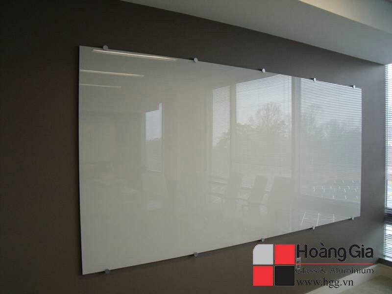 Bảng k&iacute;nh văn ph&ograve;ng ho&agrave;ng gia glass thi c&ocirc;ng