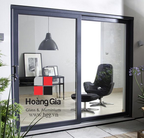 Cửa k&iacute;nh l&ugrave;a 2 c&aacute;nh th&ocirc;ng ph&ograve;ng ho&agrave;ng gia
