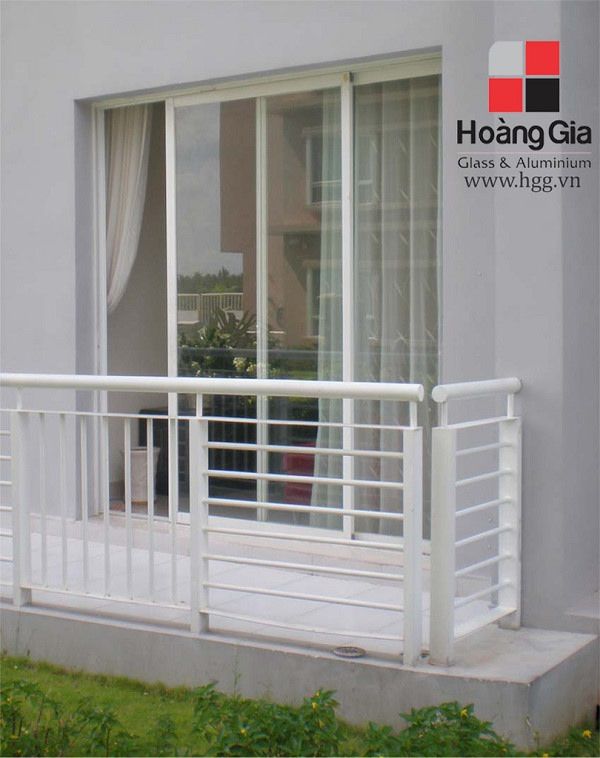 Cửa nh&ocirc;m k&iacute;nh l&ugrave;a ra ban c&ocirc;ng
